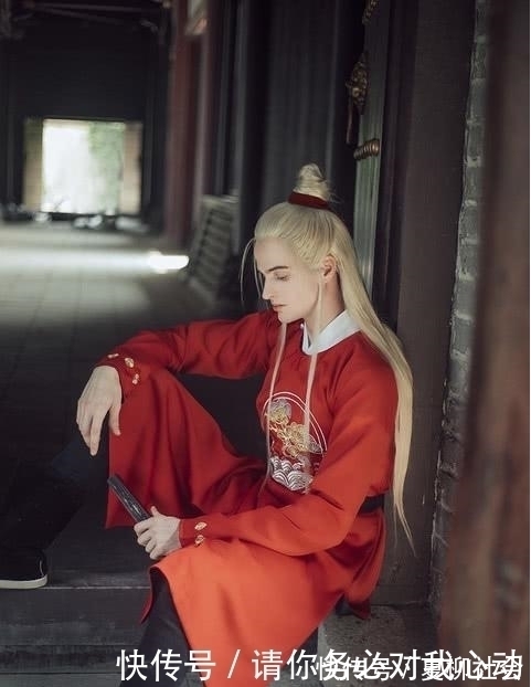 帅哥 外国帅哥因喜欢穿汉服走红,俊美飘逸,网友:感觉哪里怪怪的?