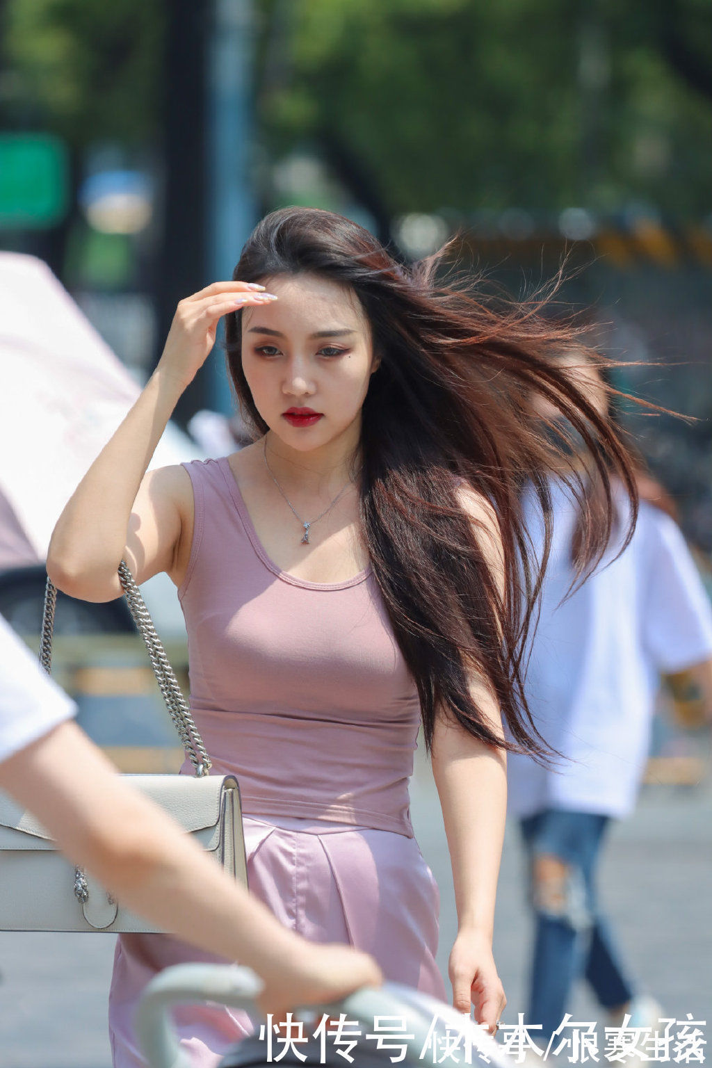 小姐姐|清新又减龄的粉色搭配,背心配阔腿裤,时髦又高级让美丽脱颖而出