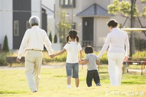 二孩|二胎生了个孙女,产房外爷爷奶奶的表现火了,网友我承认我酸了