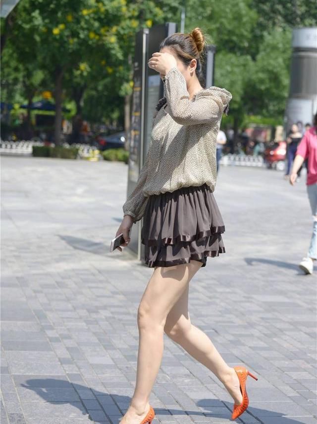 时髦的女孩会选择尖跟的鞋子，衬托出优雅与大气