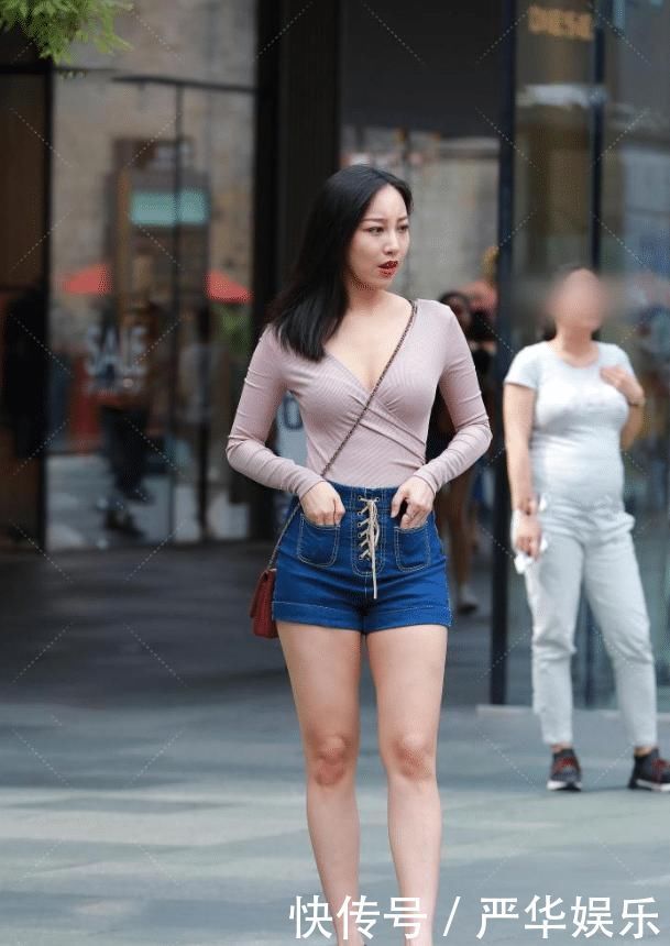 丝绸|美女把两条“丝绸”挂身上就当上衣,为了时髦真是“豁出去了”