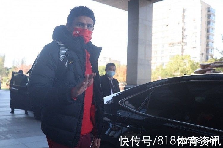 李铁|国足结束苏州隔离赴上海!李铁戴口罩一脸严肃,洛国富笑容灿烂点赞
