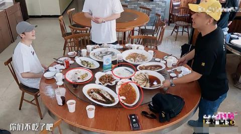 鹿晗|鹿晗黄渤邓超陈赫四人点八道菜吃不完，看到剩菜处理方式：冷血