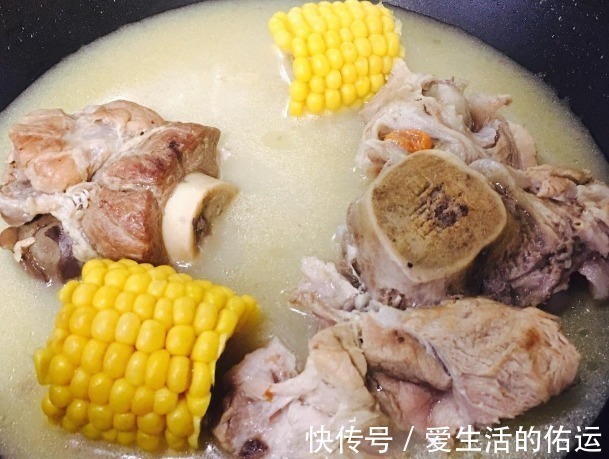 炖骨头汤，只放3个料就够了，炖好后汤白不黑，鲜美不腥不油腻
