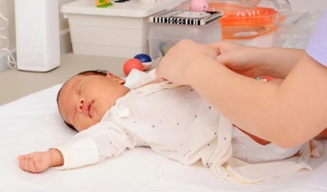 喂奶|1-6个月宝宝的育儿难点，记住6个“关键词”，附详细养护建议