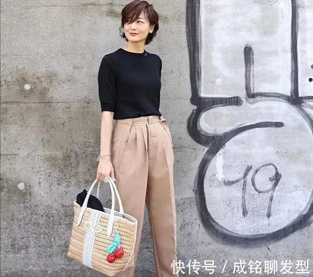 黑色t恤|四五十岁穿衣别“乱用颜色”,简洁的色系才最高级,优雅又有气质