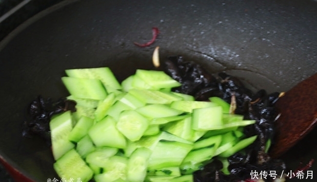 木耳|此菜,我家每周吃两顿,雷打不动,营养水分足,低脂美容嫩肌肤