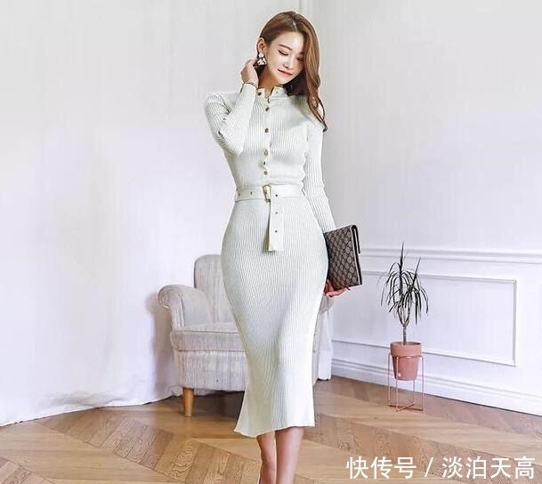 甜美清新的一款纯色针织连衣裙，流畅的线条尽情勾勒出你的弧度