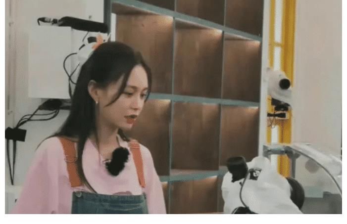 47歲汪涵在農(nóng)村開小賣部，鬢角發(fā)白肚腩突出，好友蔡國慶前來捧場