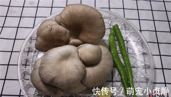 入味|炒蘑菇时,直接下锅炒就“毁”了,多加这一步,蘑菇鲜嫩更入味