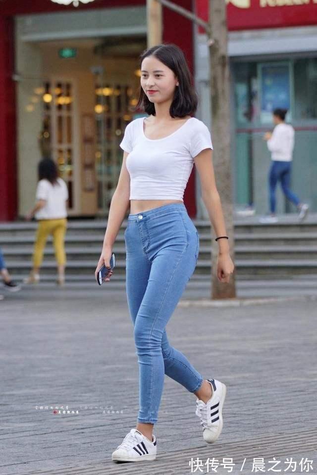 街拍 -牛仔裤搭配白色短袖,时尚又妩媚,简直好看极了!