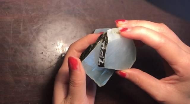 入手|美女坚持入手的满裂翡翠原石,3刀切下去,货主瞬间不敢说话了