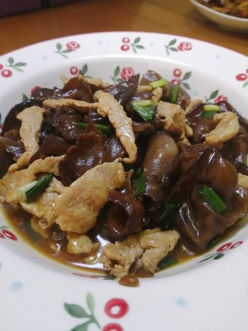 简简单单也不失美味~~木耳炒肉丝