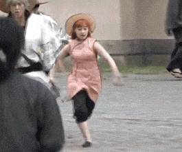 |搞笑GIF趣图:陪客户去喝茶,服务员这倒茶姿势让我有点尴尬