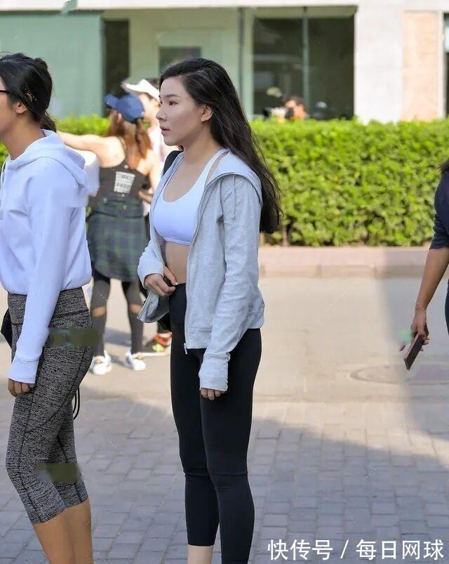 穿“无痕”瑜伽裤的美女，才能减少刻板感觉，显瘦增高！