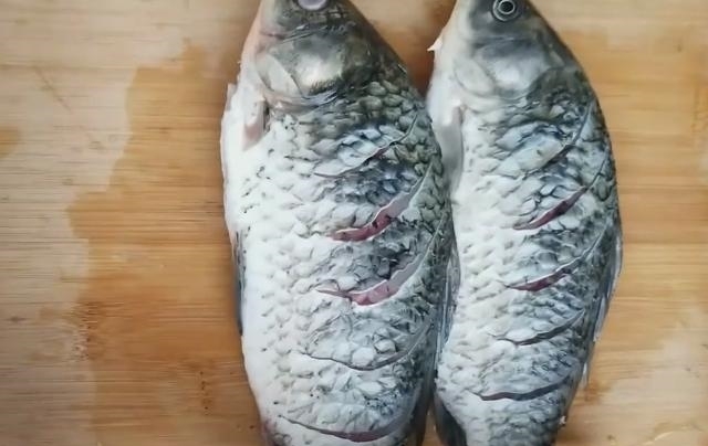 鲫鱼汤怎样炖像牛奶一样白?这3步是关键,做对了,鱼汤又白又鲜