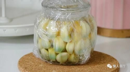 腌腊八蒜,牢记“3要3不要”,大蒜个个碧绿,汤汁清澈,爽脆可口