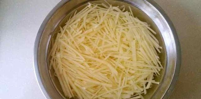 炒土豆丝,学会这三招,土豆丝爽脆不粘锅,很多人还不知道