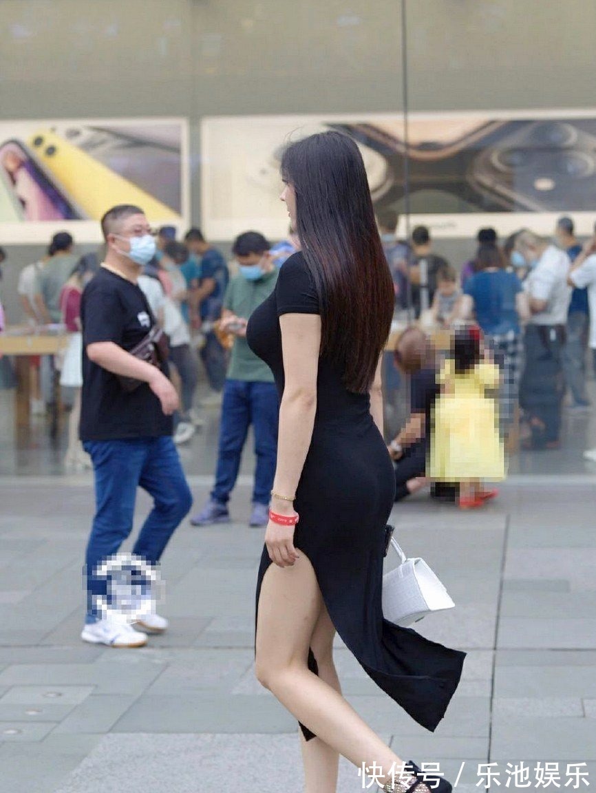 搭配 都说黑色显瘦,姐姐搭配休闲套装,个性时尚!