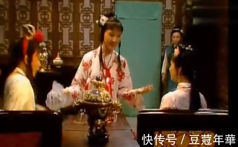 含丹$同样是“宝玉看呆宝钗”,老版宝黛钗太可爱,新版像大型宫斗现场