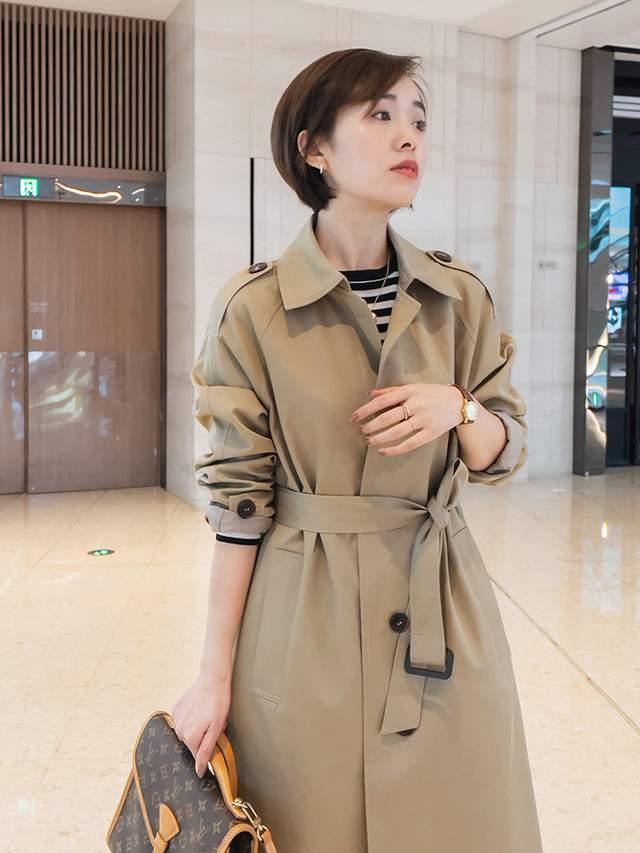 针织衫|你会风衣搭配牛仔裤穿吗？内搭浅蓝色衬衫又飒又美，高级又洋气