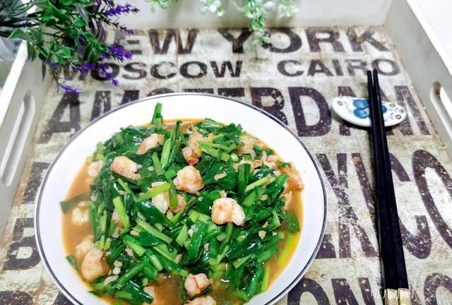 韭菜炒蛋你吃够了吗?换个食材这样做,不放味精也鲜美,孩子爱吃