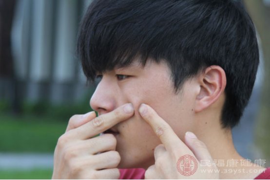 青春痘里面挤出来的白色东西是什么