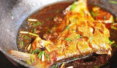 炖鱼,加酒加醋去腥就废了,正确的是放“它”,吃起来不腥,特鲜