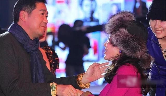 表情|宁静当年蹲在张国立脚边说话,表情谄媚,一旁的章子怡满脸不屑