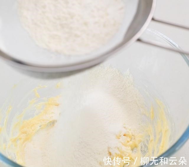 三角酥这小零食简单好做,好吃到没道理,酥到没话说,一盘不够吃!