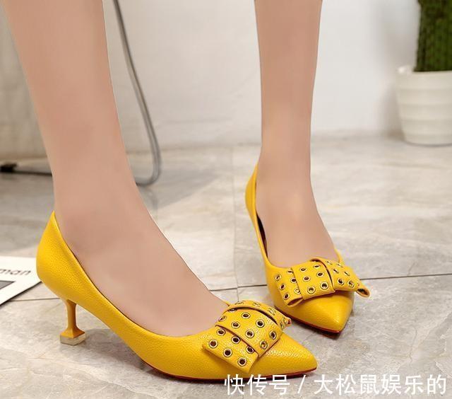 中空珍珠凉鞋女 女生别只会穿平底鞋,现在更流行穿“猫跟鞋”,显气质还不累脚