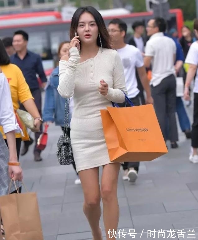 小蛮腰 白色露肩款连衣裙,搭配时尚微卷长发,美女散发出扑面而来的美