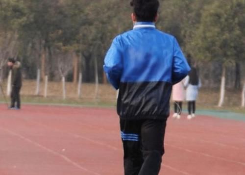 跑步|42岁男子，长期坚持夜跑10公里，3年后，他得到了什么？