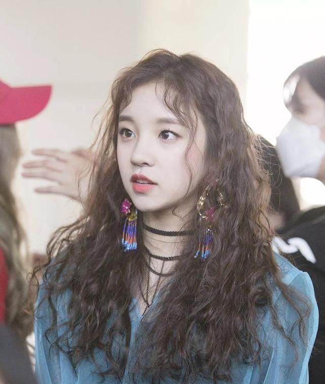 吸睛色|黑长直过时了,2021最流行这5款温柔卷发,巨显脸小又吸睛