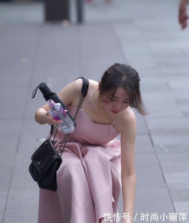 回眸一笑百媚生|胯宽腿粗的女孩怎么穿搭?只需一件吊带连衣裙,便可秀出女神范儿
