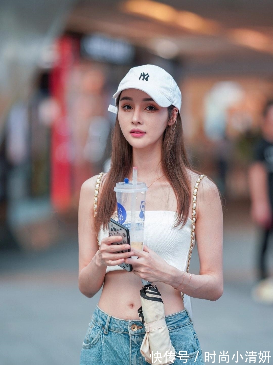 上衣 白色上衣搭配浅蓝臃肿牛仔裤，风格独特，复古气息十足