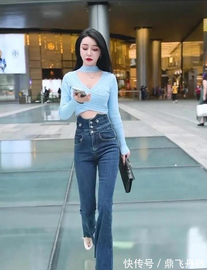 时尚 蓝色针织衫搭配喇叭牛仔裤,清爽靓丽有格调,时尚大气又高级