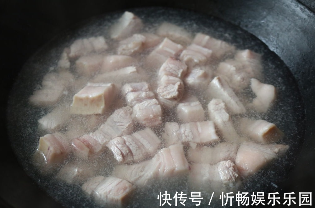 做红烧肉，多数人错在第一步！教你大厨做法，入口即化，还不油腻