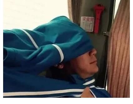 “跑男”成員的睡姿，蔡徐坤席地而睡，李晨搞笑，baby太美了