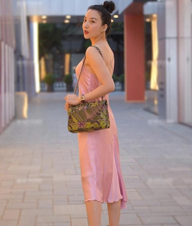 经典简约的连衣裙非常适合时尚美女的日常穿搭，穿出你的品位