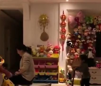 三胞胎|自从有了三胞胎孙女,奶奶就成了这样,画面太温馨了