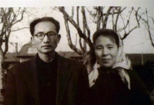 垃圾堆|他清理垃圾堆,却捡到一张“肚子疼”请假条,珍藏3年成镇馆之宝