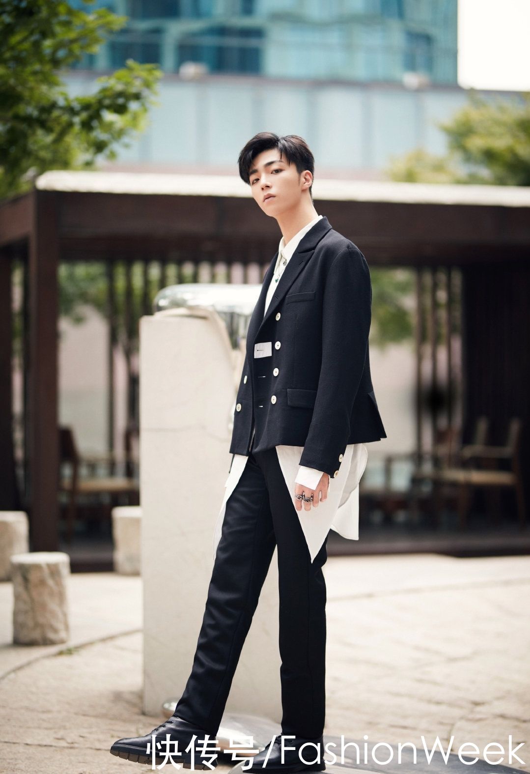  双腿|用机车靴点亮时尚，配上大衣外套，显得双腿更加纤细