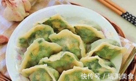 拌韭菜馅有窍门,老师傅:这4种调料别乱加,韭菜鲜香嫩滑不出水