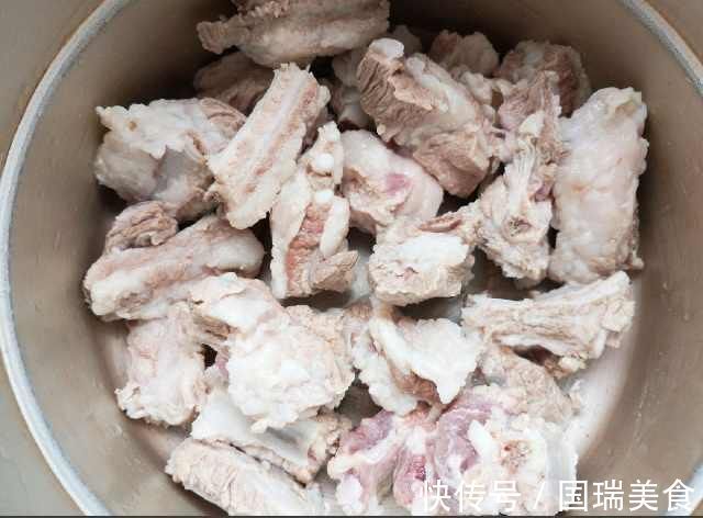 炖排骨时加入“一样东西”，排骨20分钟就醇香软烂，材料每家都有