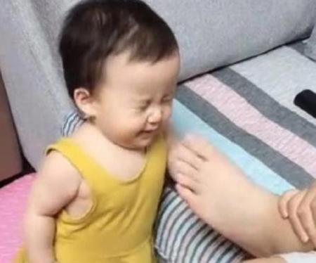 童年时期|爸爸实力坑娃,让女儿闻自己的臭脚,女儿听话照做,结果怀疑人生