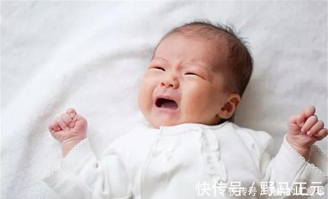 耳朵|宝宝睡姿暗示身体状况,若是这几种睡姿,父母要注意了