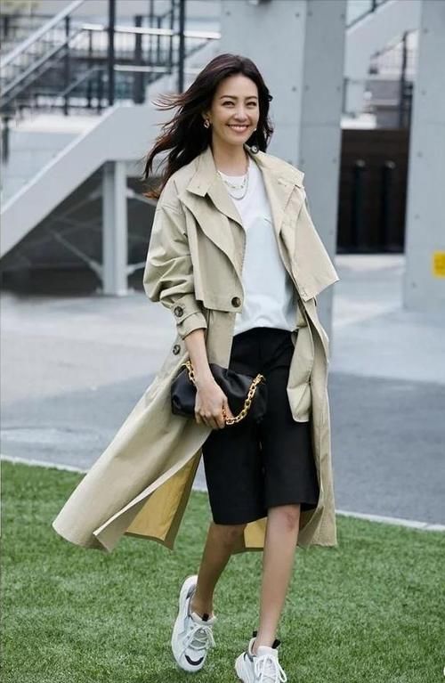 这位40+日本博主穿搭火了！她的穿搭简单不复杂，优雅有魅力