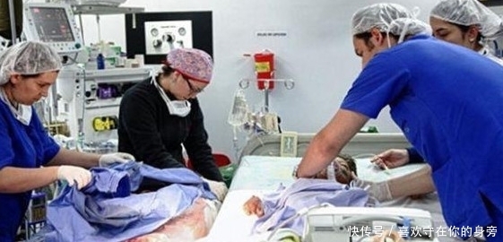 国外一8岁男孩从小身患怪病,每天背着”龟壳“出门