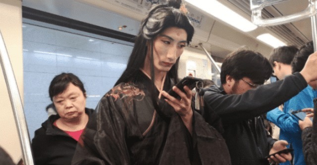 发髻|地铁里1.8米男子穿汉服,发髻高耸阴柔可人,旁边大妈看了直摇头